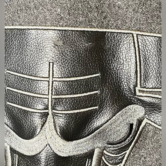 JH DISTRIBUTION TWO TONE CHICAGO BULLS
REVERSIBLE MEN'S VARSITY SIZE XL - Picture 3 of 5